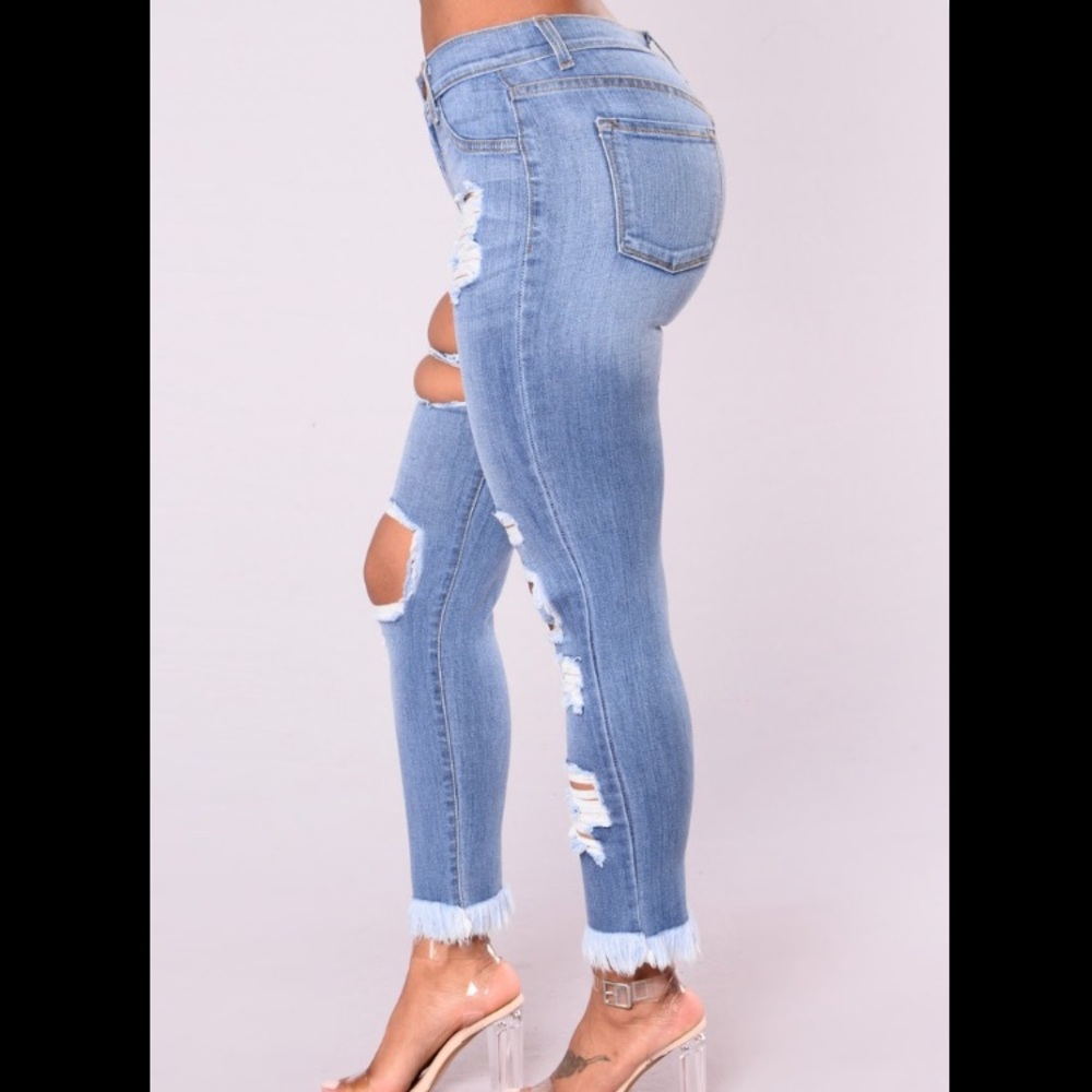 FASHION NOVA RIPPED JEANS - Picture 3 of 7